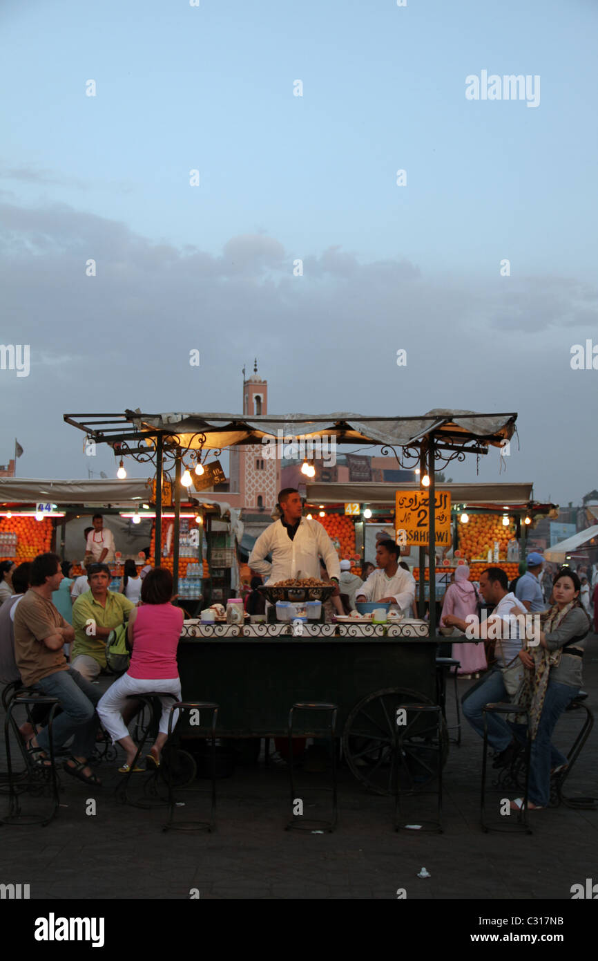 Per coloro che godono di cibo al Tramonto a Marrakech piazza principale Foto Stock