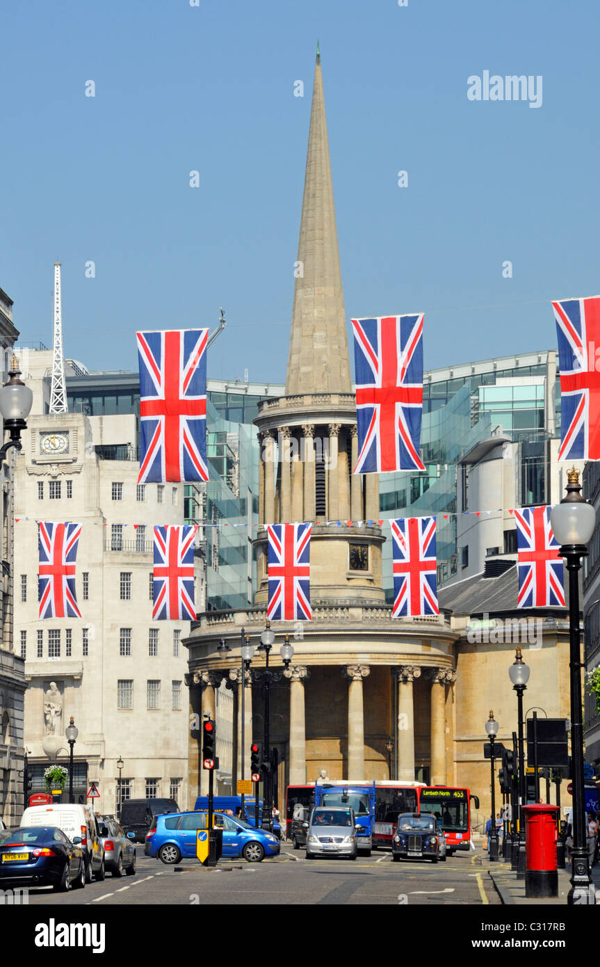 Traffico sotto Union Jack bandiera di bunting in Regents Street con All Souls Church & spire in Langham Place BBC edificio Oltre il West End di Londra Inghilterra Foto Stock