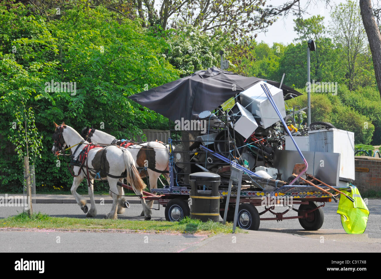 Straccio e ossa uomo con cavallo e carrello vista posteriore di carico di spazzatura bianco domestico riciclaggio scena n Village strada alta viz giacca Essex Inghilterra UK Foto Stock