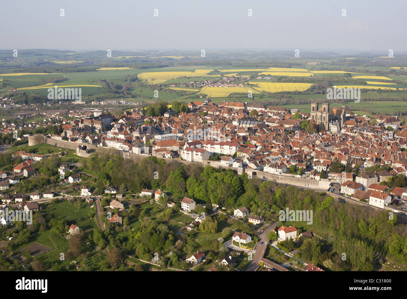 VISTA AEREA. Cittadella medievale su un altopiano che domina la campagna circostante. Città di Langres, Haute-Marne, Grand Est, Francia. Foto Stock