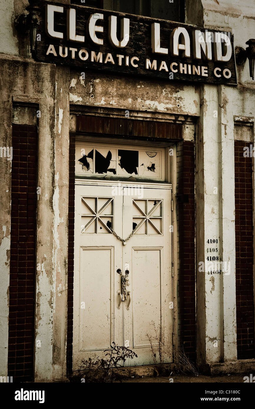 Stilistica scatti urbano del centro cittadino di Cincinnati in Ohio, compresi i vecchi edifici e i binari della ferrovia e ponti Foto Stock