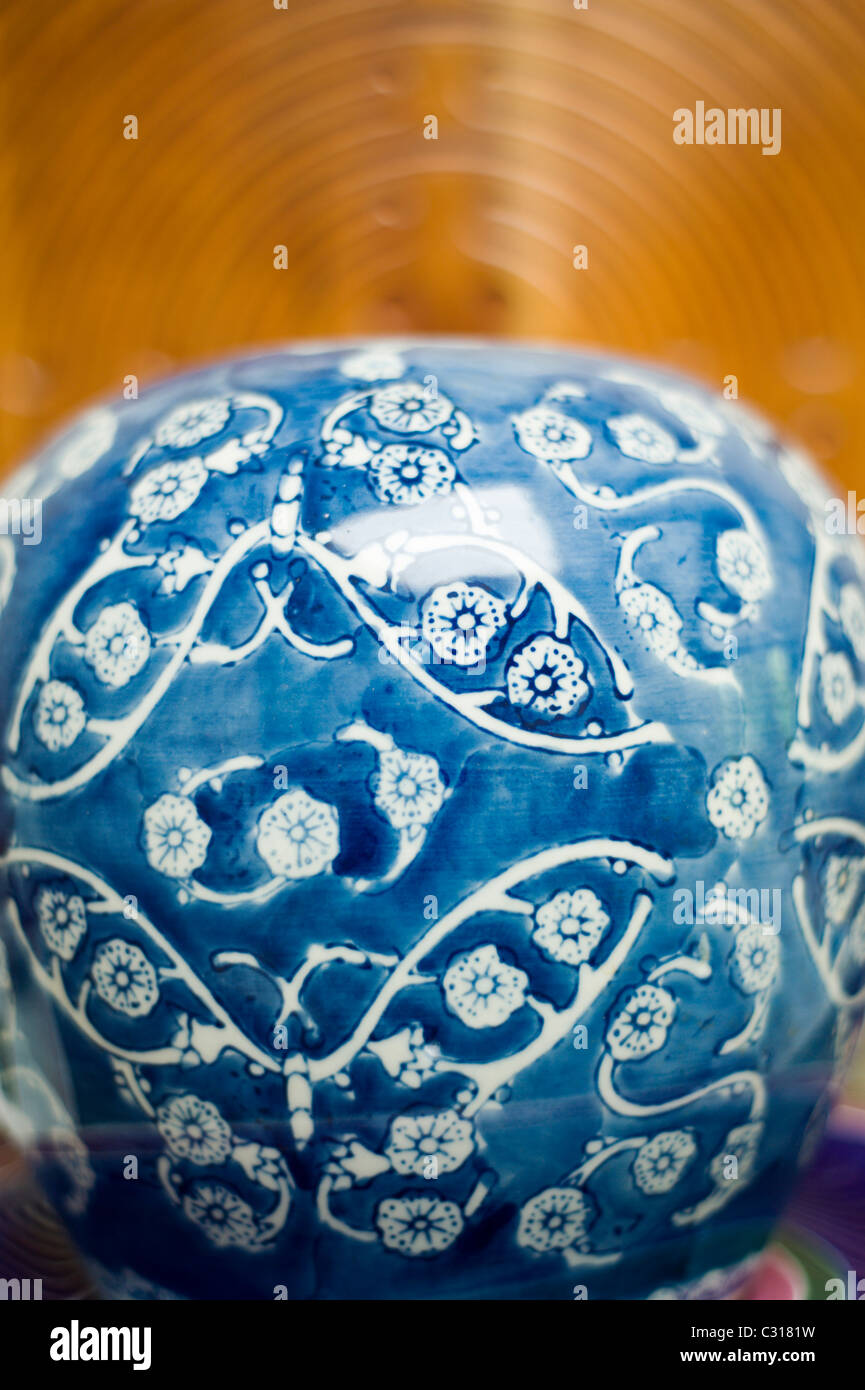 Un decorativo in ceramica blu può essere il focus della meditazione al ritiro in San Patricio, Nuovo Messico. Foto Stock