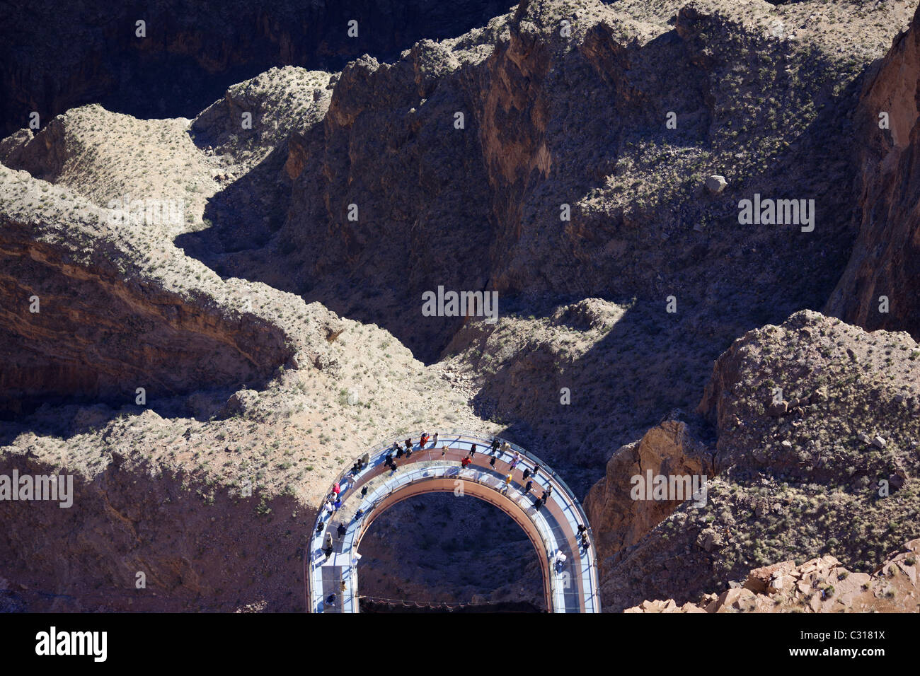 VISTA AEREA VERTICALE. Lo Skywalk; un'attrazione turistica controversa e costosa costruita sul bordo del Grand Canyon. Arizona, Stati Uniti. Foto Stock
