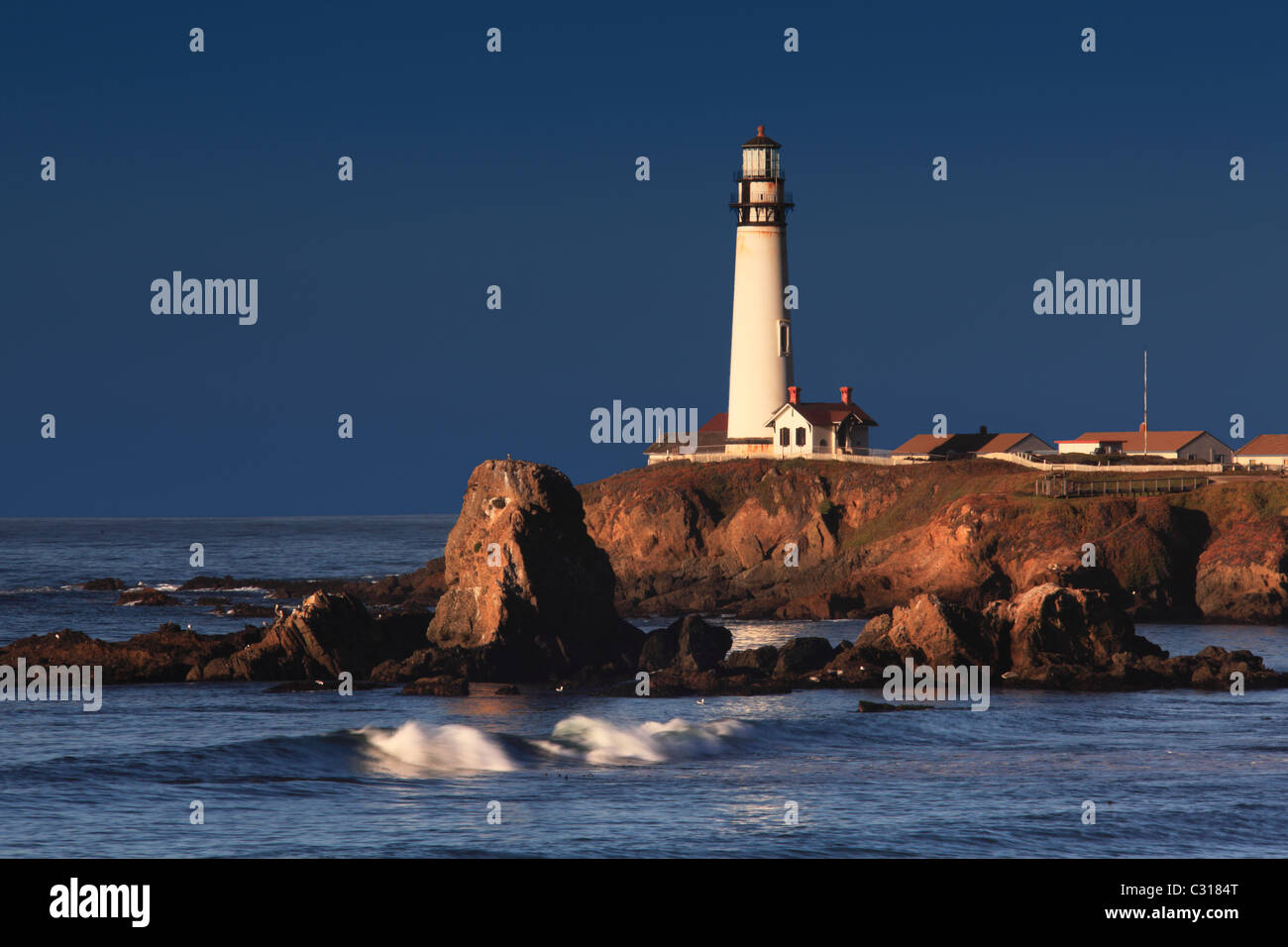 Pigeon Pt. Stazione di luce e Rupi costiere la mattina presto, costa della California, Stati Uniti Foto Stock