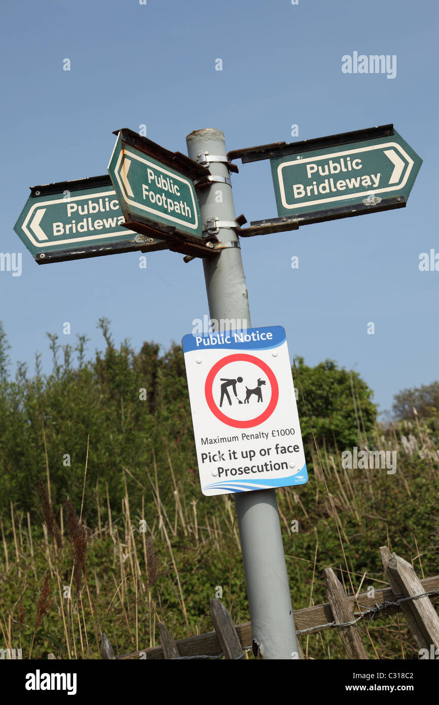 Un sentiero pubblico e pubblica segno bridleway nella campagna inglese. Foto Stock