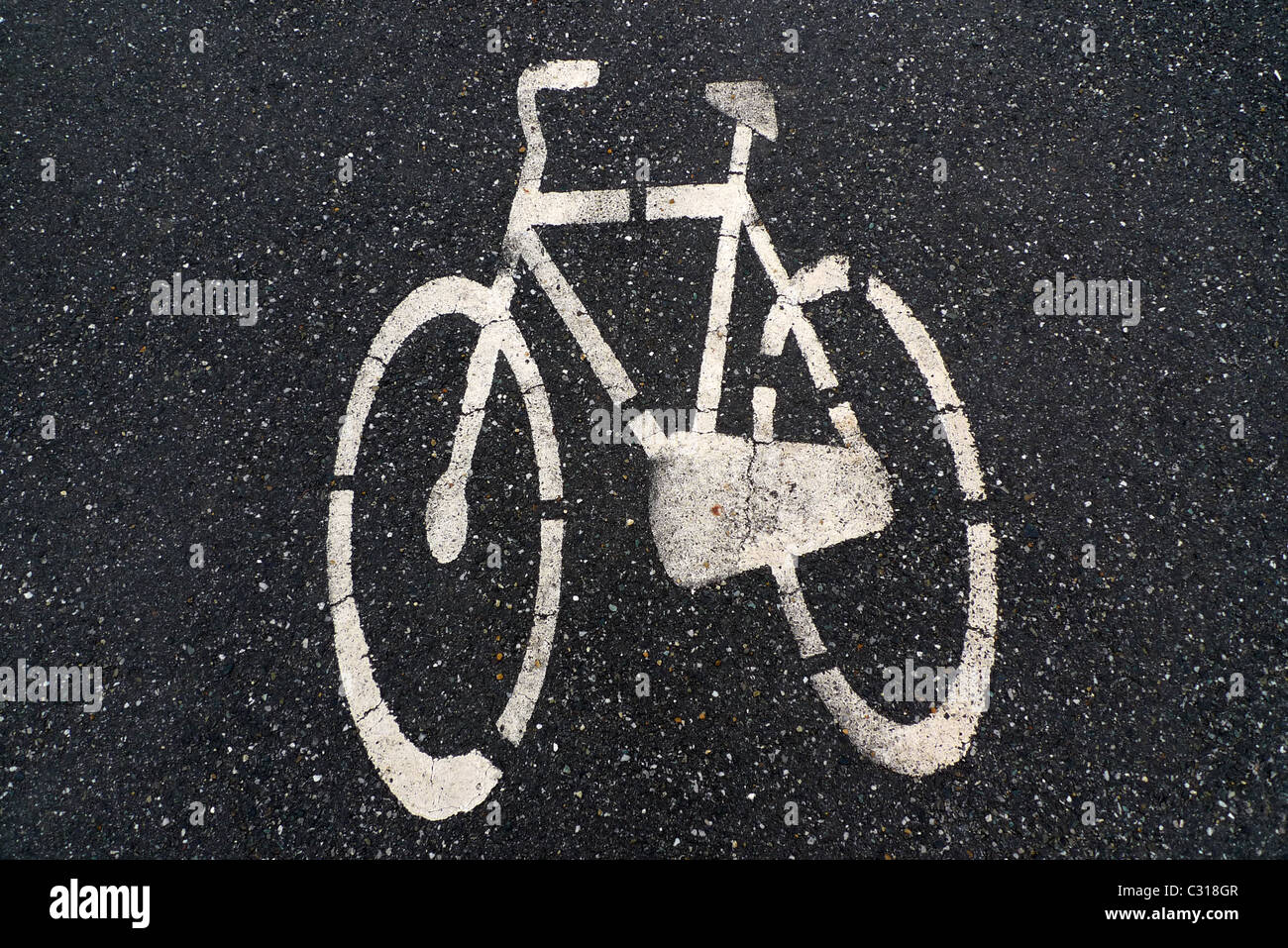 Strada asfaltata con bianco logo bici Foto Stock