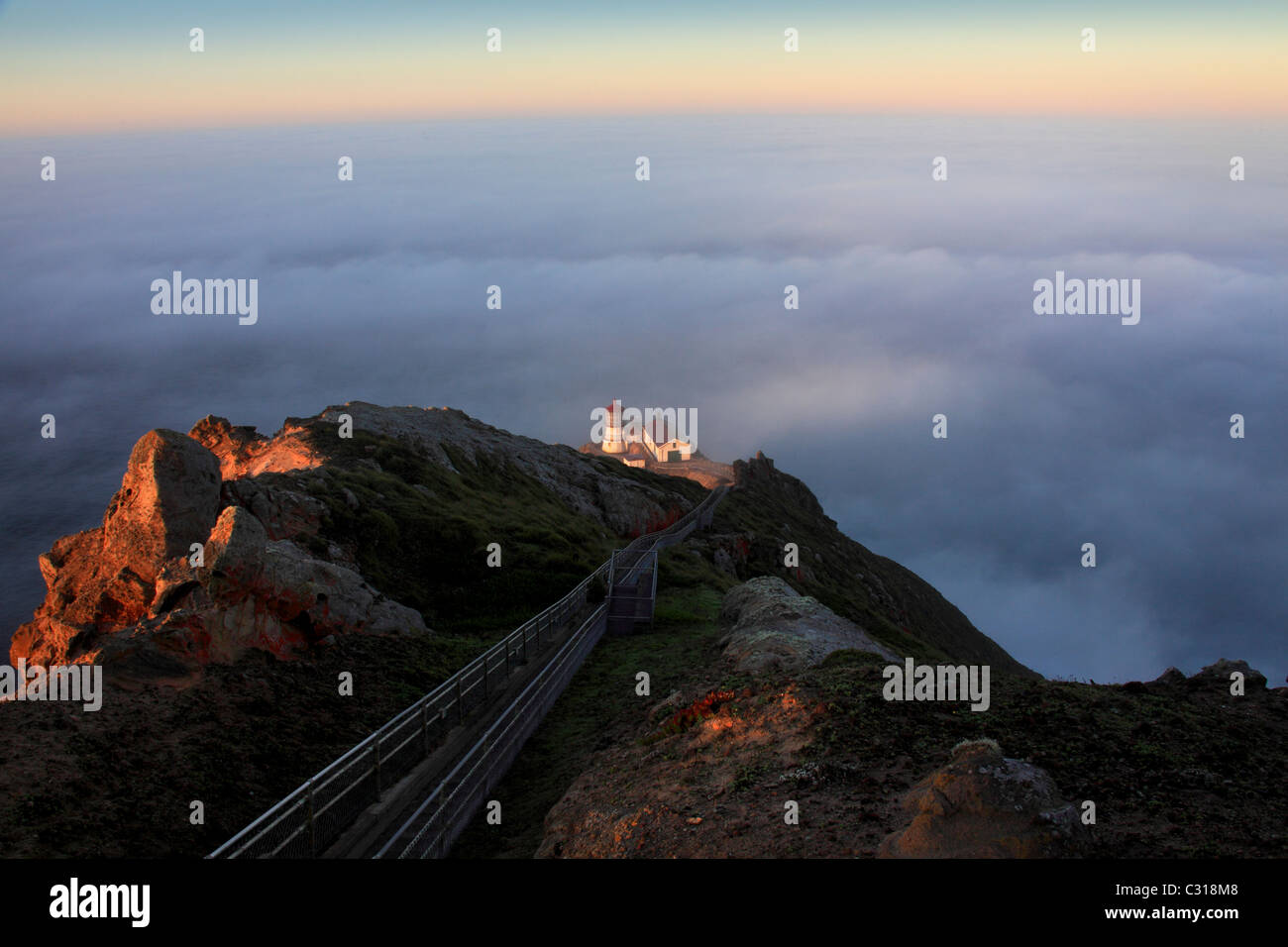 Sunrise nebbia oltre Oceano Pacifico presso il Pt. Reyes Lighthouse, Pt. Reyes National Seashore, CALIFORNIA, STATI UNITI D'AMERICA Foto Stock