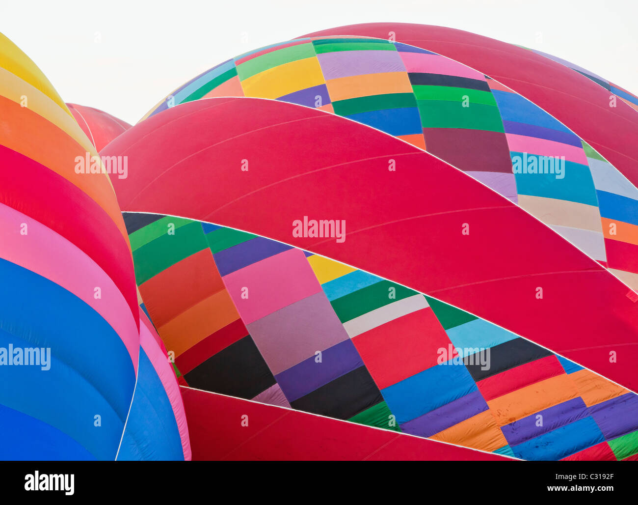 Dettaglio di palloncini colorati a mano a mano che vengono impostati a Albuquerque International Balloon Fiesta Foto Stock