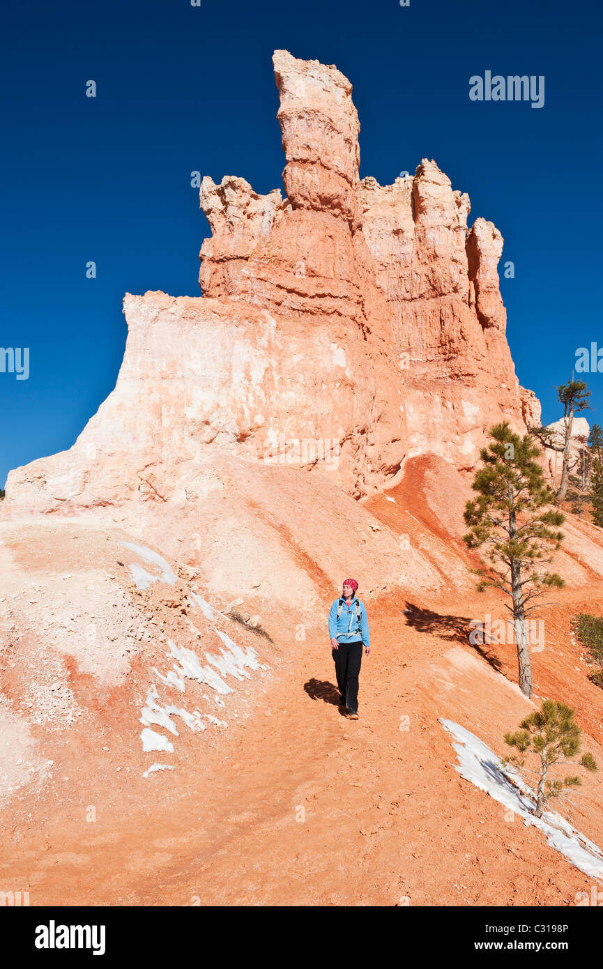 Escursionista femmina su SCENIC Queens Garden Trail, parco nazionale di Bryce Canyon, Utah, Stati Uniti d'America Foto Stock