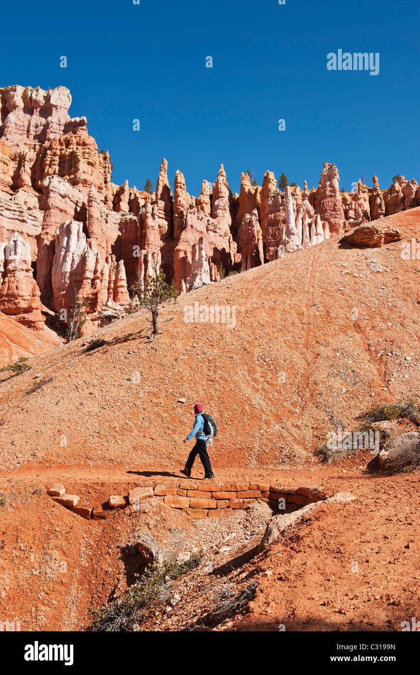 Escursionista femmina su SCENIC Queens Garden Trail, parco nazionale di Bryce Canyon, Utah, Stati Uniti d'America Foto Stock