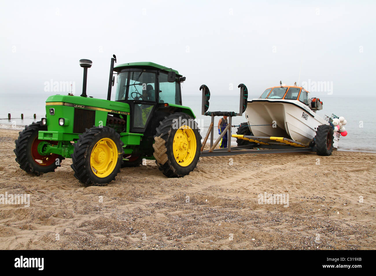 Il trattore e il rimorchio approdo peschereccio dal mare del Nord. Foto Stock