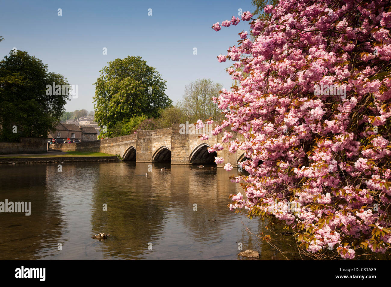 Regno Unito, Derbyshire, Peak District, Bakewell, antico ponte in pietra che attraversa il fiume Wye Foto Stock