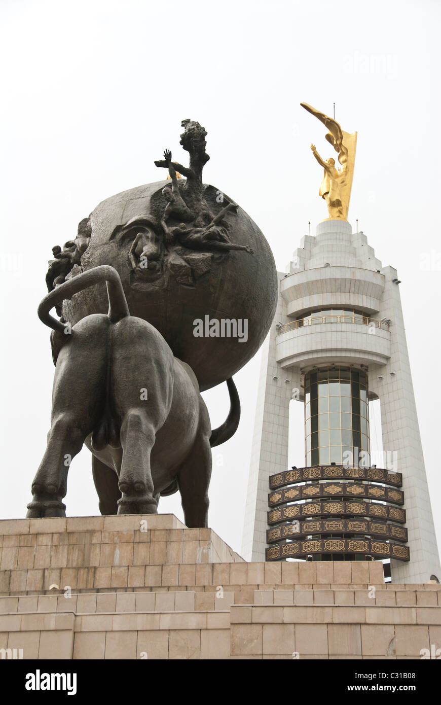Monumento a Türkmenbaşy in piazza Indipendenza di Aşgabat, Turkmenistan Foto Stock