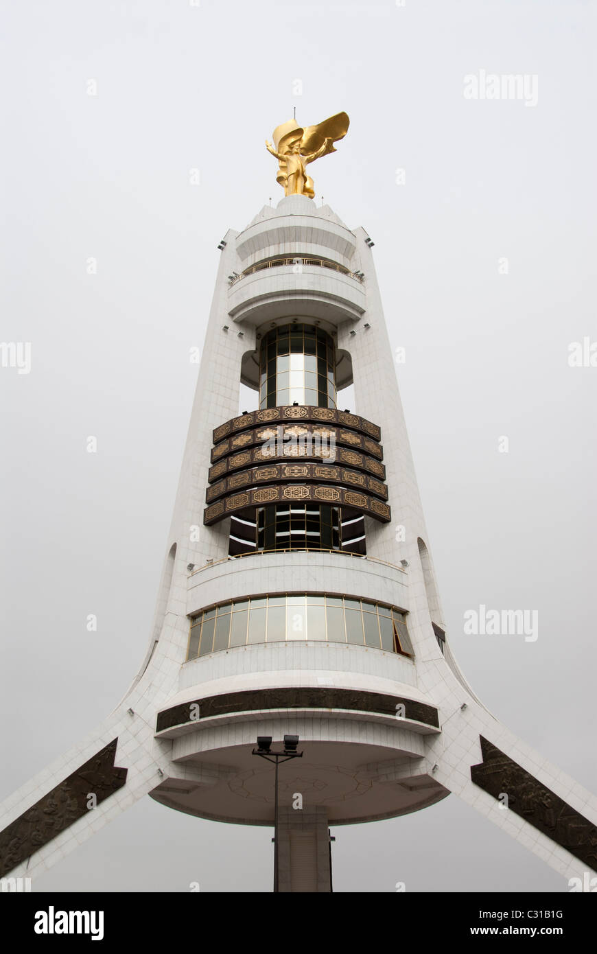Monumento a Türkmenbaşy in piazza Indipendenza di Aşgabat, Turkmenistan Foto Stock