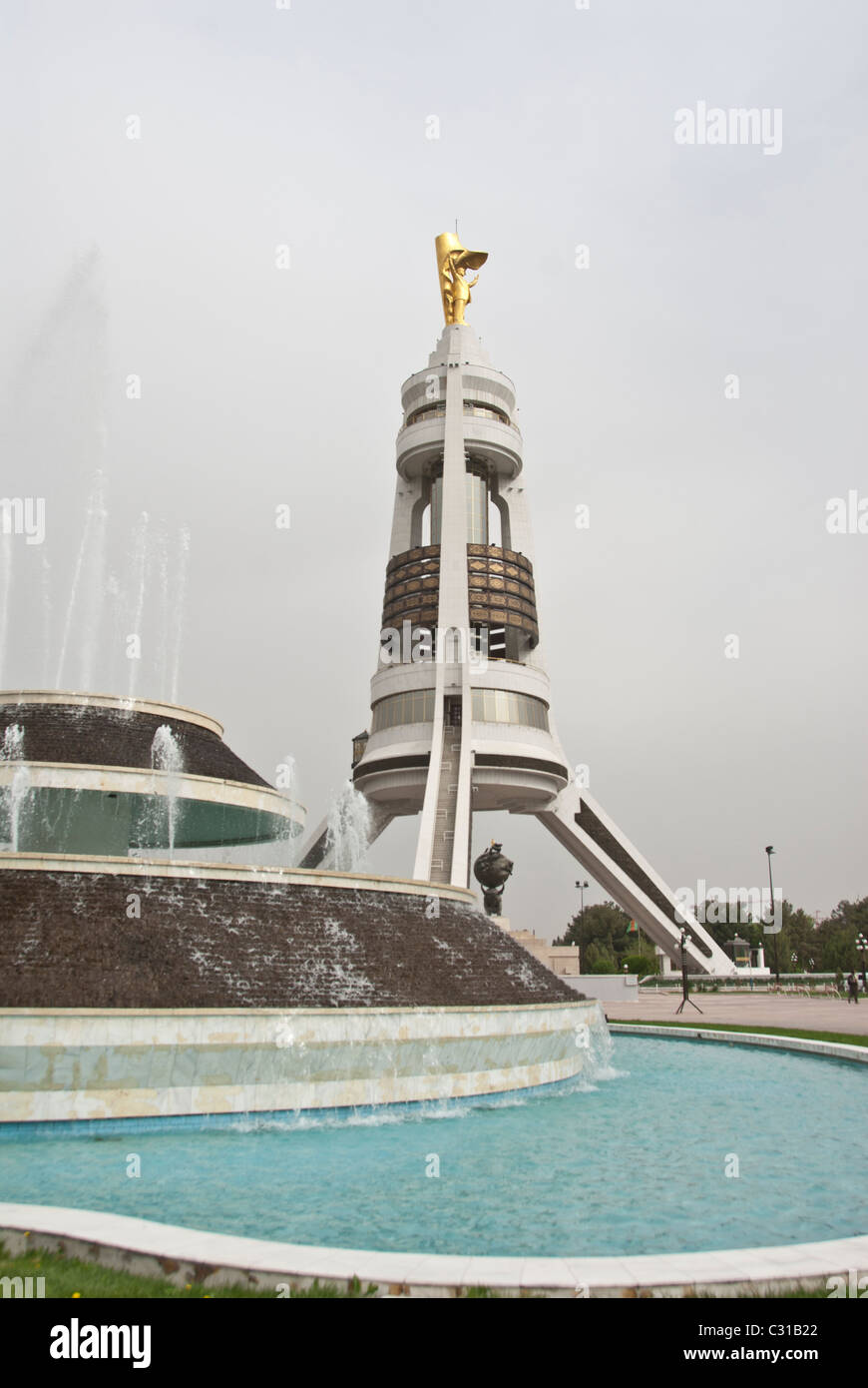 Monumento a Türkmenbaşy in piazza Indipendenza di Aşgabat, Turkmenistan Foto Stock