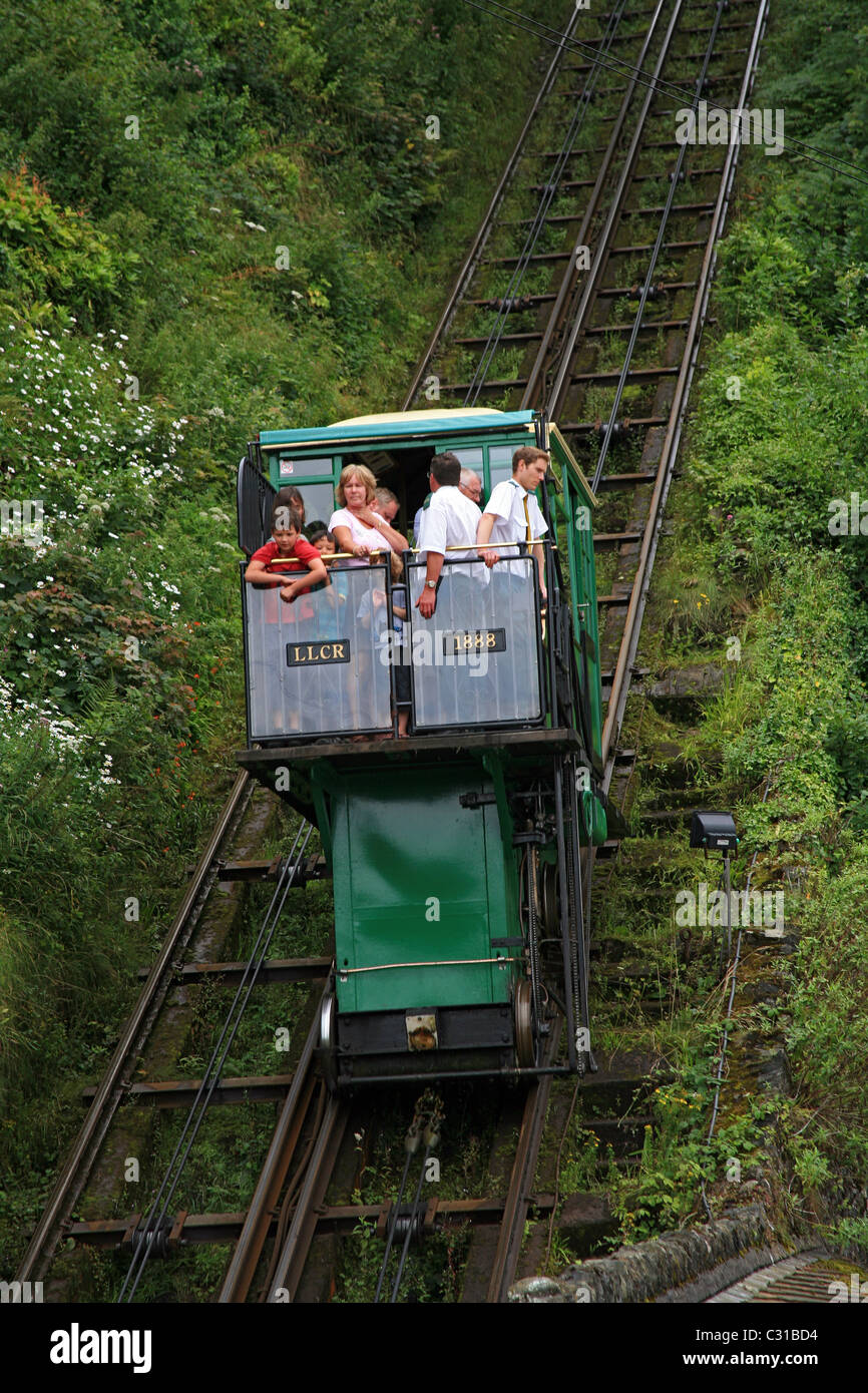 Un Lynton & Lynmouth Cliff Railway auto arrivando a Lynmouth, Devon, Inghilterra, Regno Unito Foto Stock