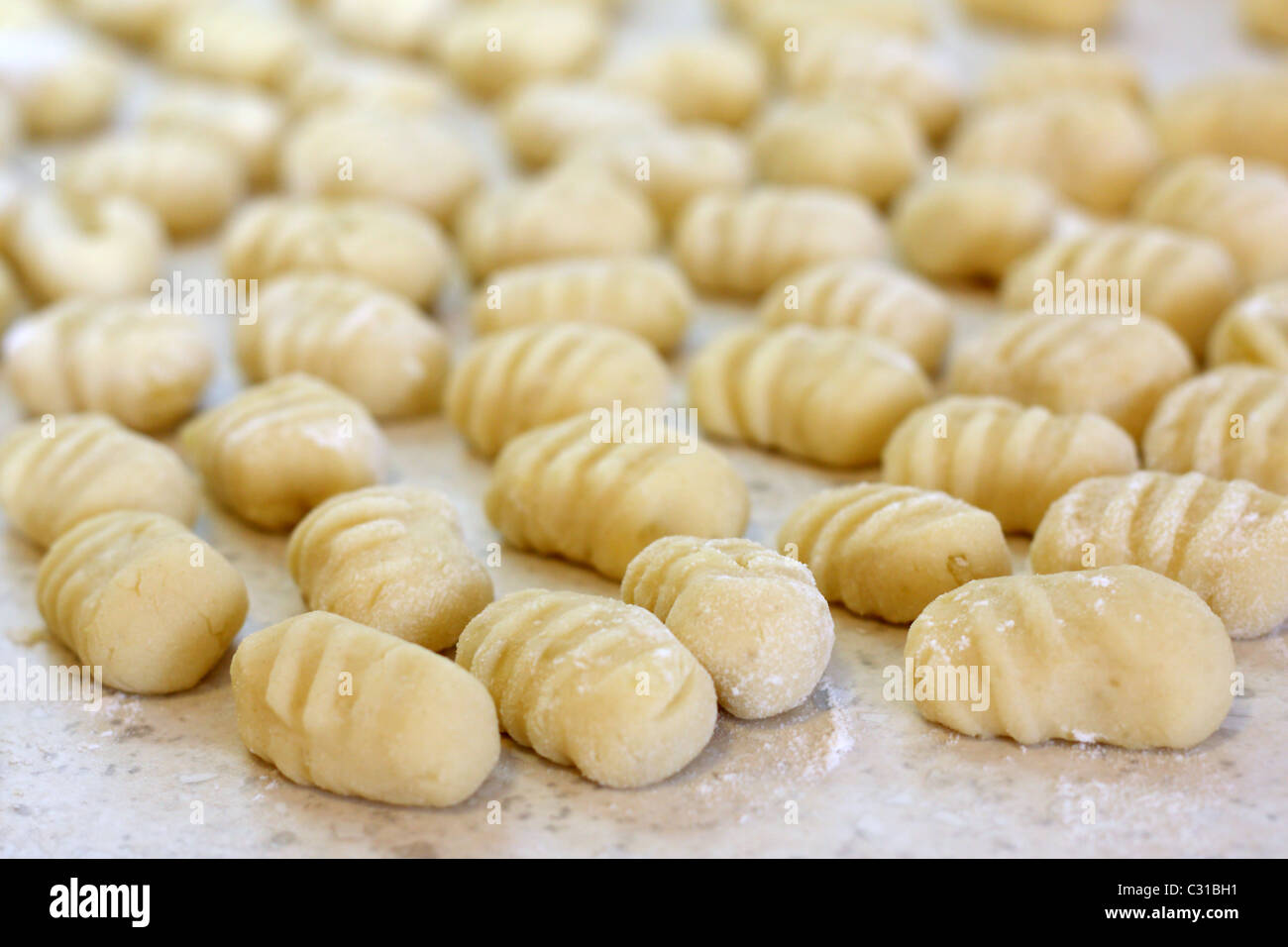 Freschi Fatti in casa gnocchi di patate pronti per la cottura Foto Stock