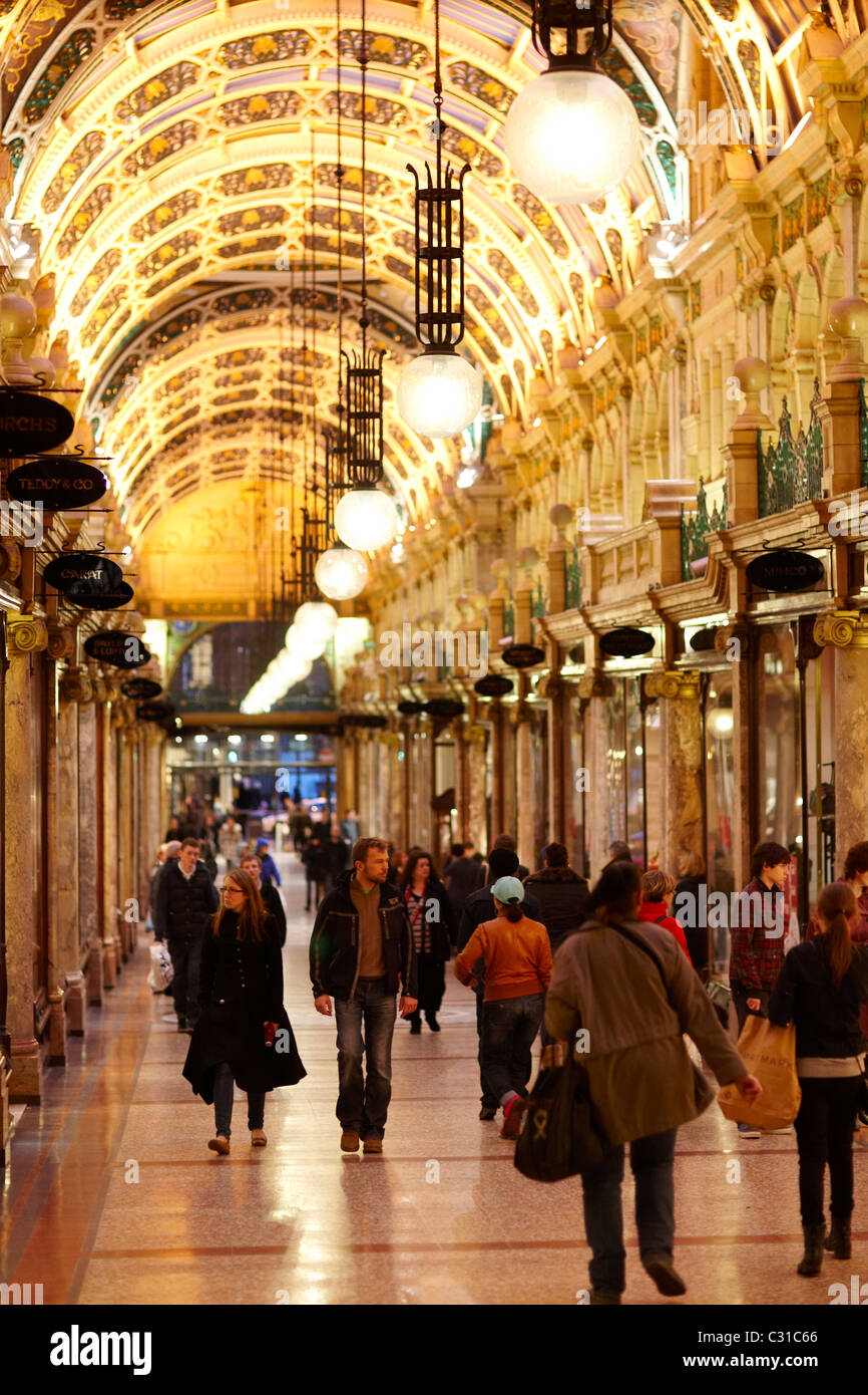 Leeds City Centre Shopping di notte Foto Stock