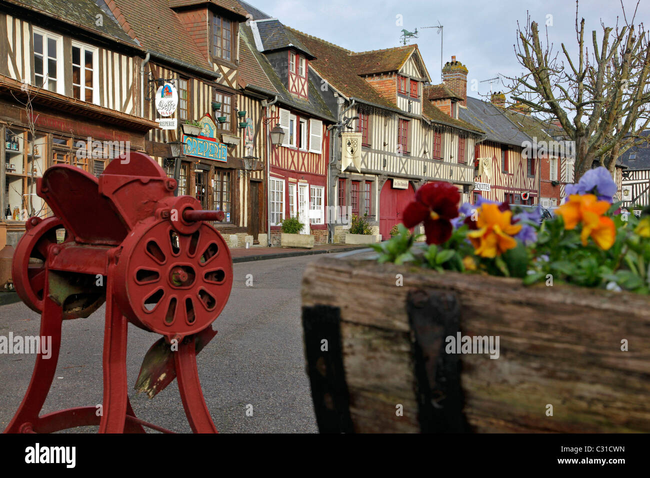 Tipiche case a graticcio, villaggio del BEUVRON-en-Auge sulla strada del sidro, Calvados (14), Bassa Normandia, Francia Foto Stock