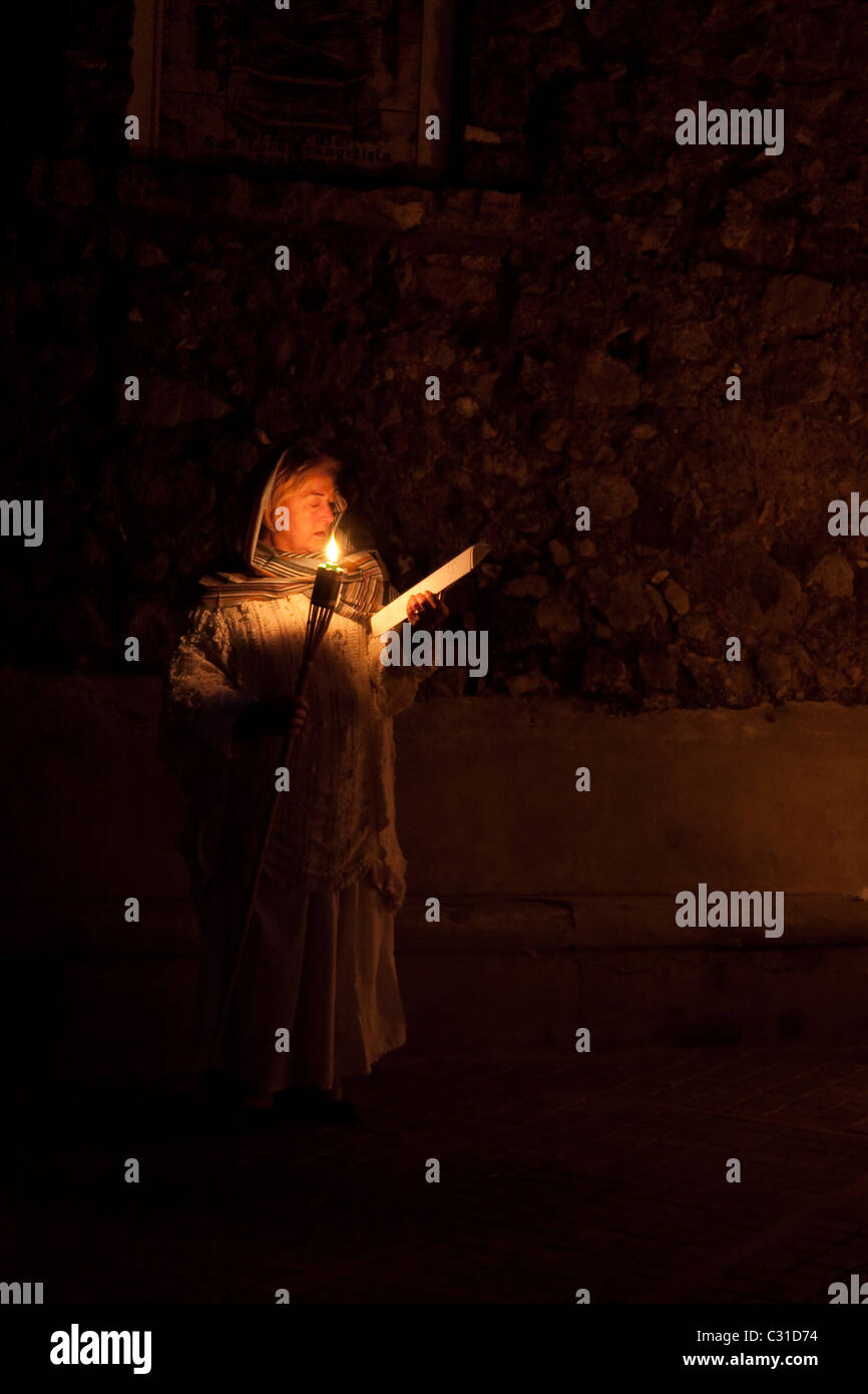 Donna in costume, prendendo parte a una processione di Pasqua a Praiano, Italia. Foto Stock