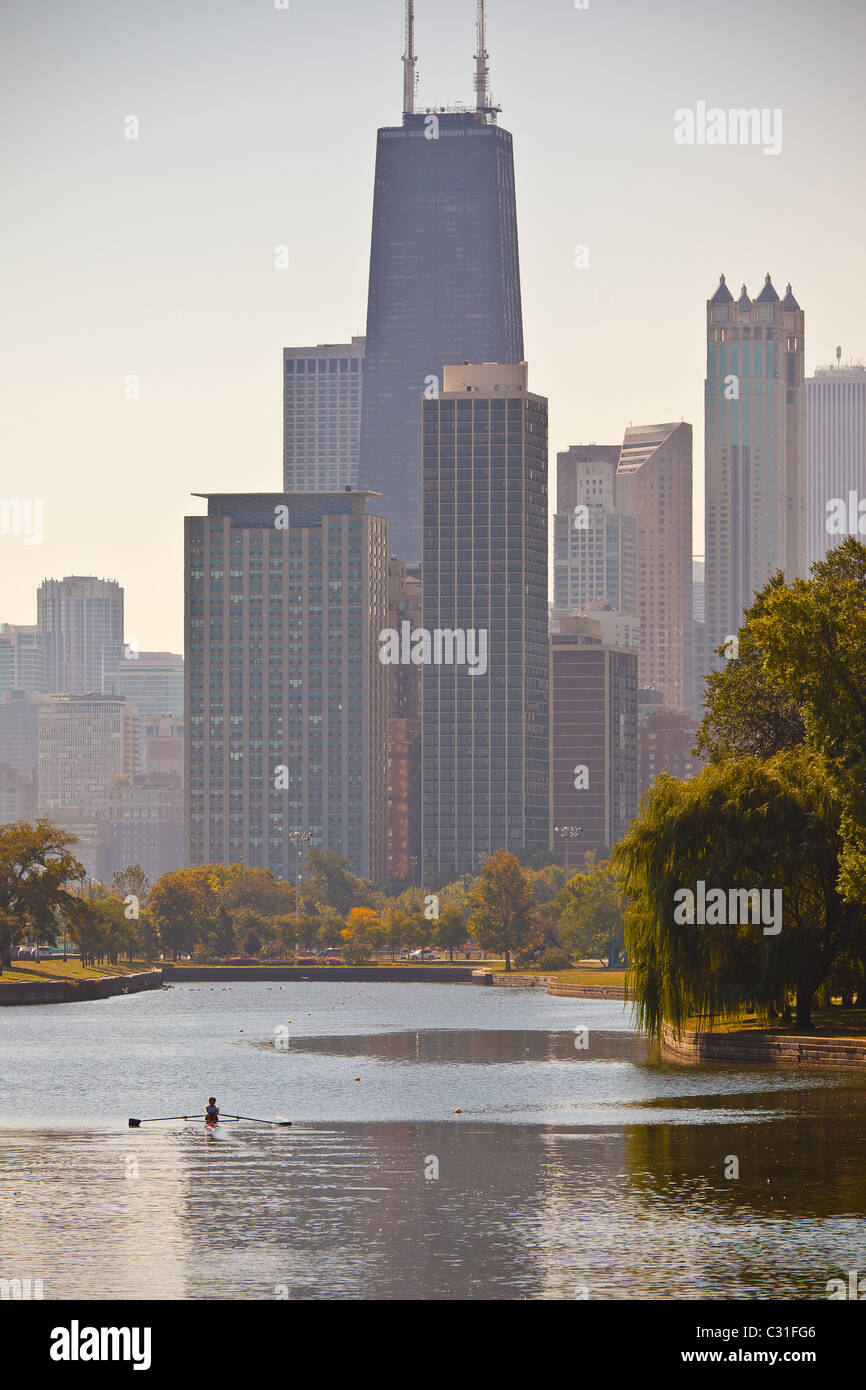 Un guscio di canottaggio in Lincoln Park con la skyline di Chicago. Foto Stock