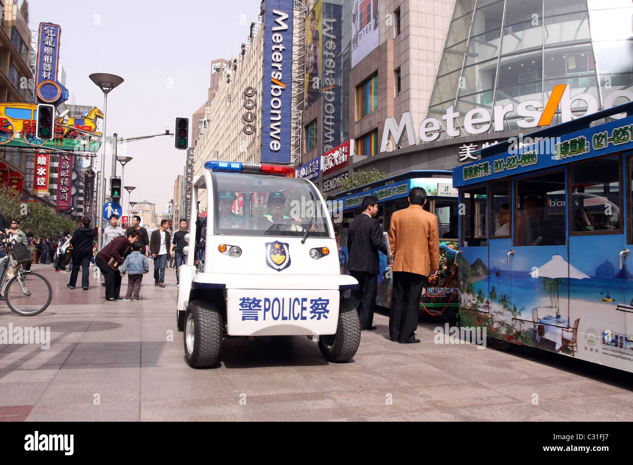 Elettrico auto della polizia pattuglia East Nanjing Road, PUXI District, Shanghai, REPUBBLICA POPOLARE DI CINA Foto Stock