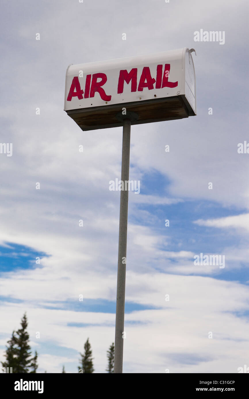 THOMPSON PASS, Alaska, Stati Uniti d'America - Air Mail cassetta postale sul palo alto. Foto Stock