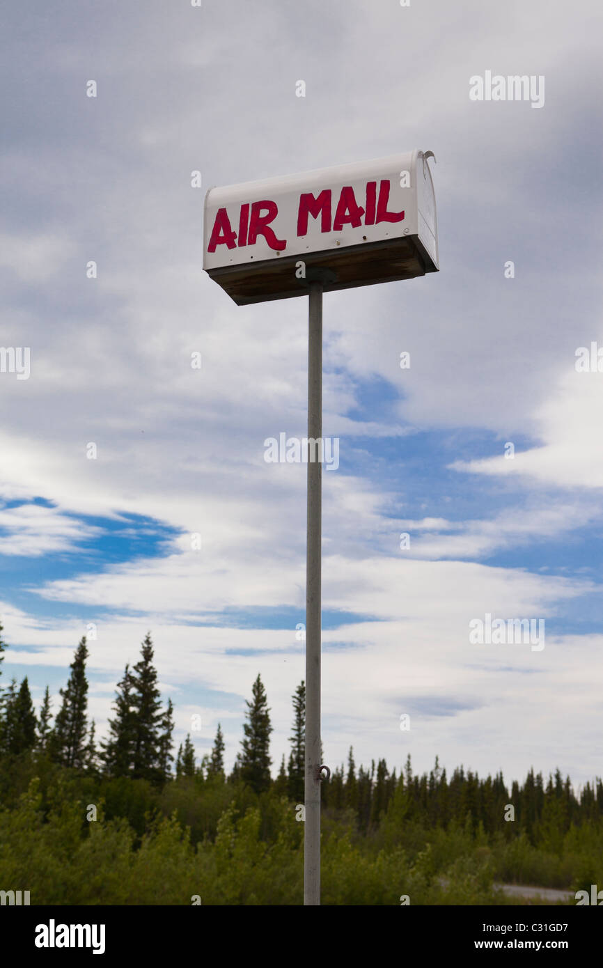 THOMPSON PASS, Alaska, Stati Uniti d'America - Air Mail cassetta postale sul palo alto. Foto Stock