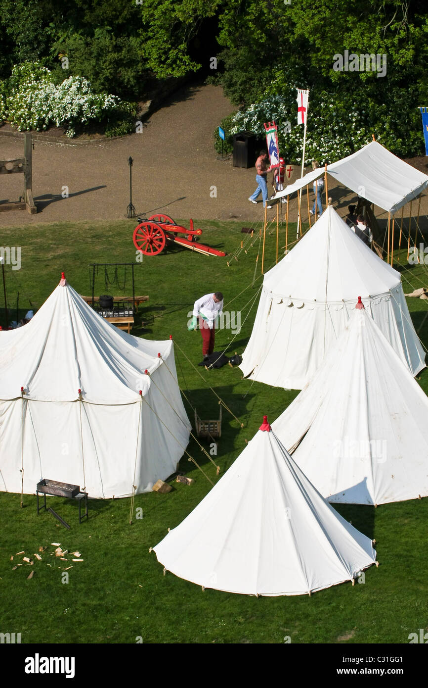 Uso editoriale di immagine teepee tende nel parco del Castello di Warwick Foto Stock