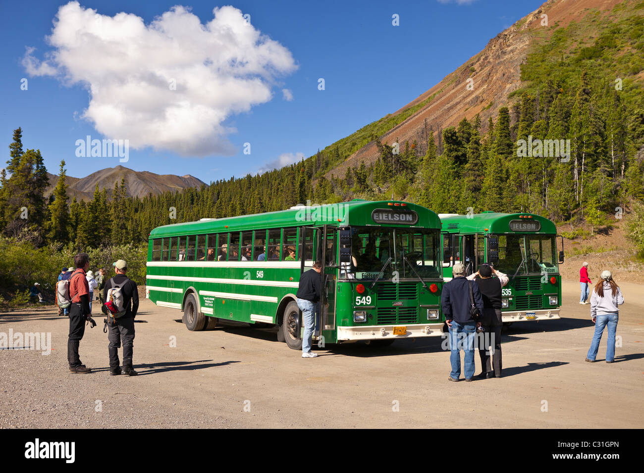 ALASKA, STATI UNITI D'AMERICA - Autobus e turisti nel Parco Nazionale di Denali. Foto Stock