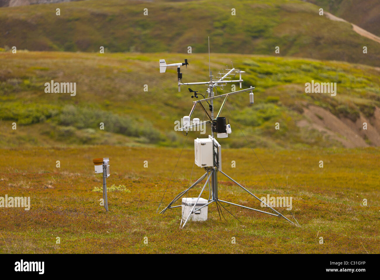 ALASKA, STATI UNITI D'AMERICA - remoto portatile stazione meteo a Eielson Centro Visitatori nel Parco Nazionale di Denali. Foto Stock