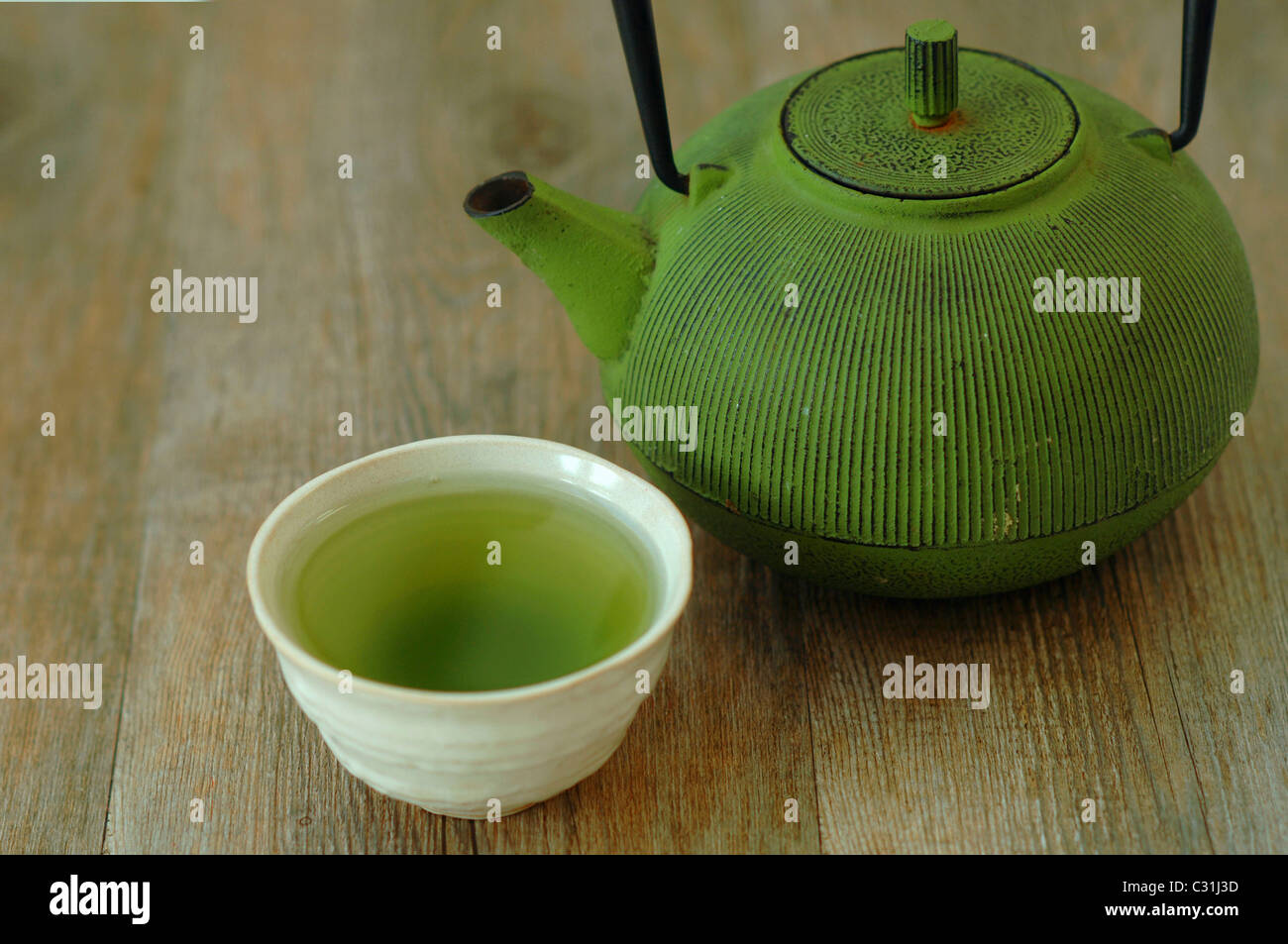 La preparazione di alta qualità giapponese del tè verde (GYOKURO) con un lieve gusto di alghe marine e le proprietà antiossidanti, GIAPPONE, ASIA Foto Stock