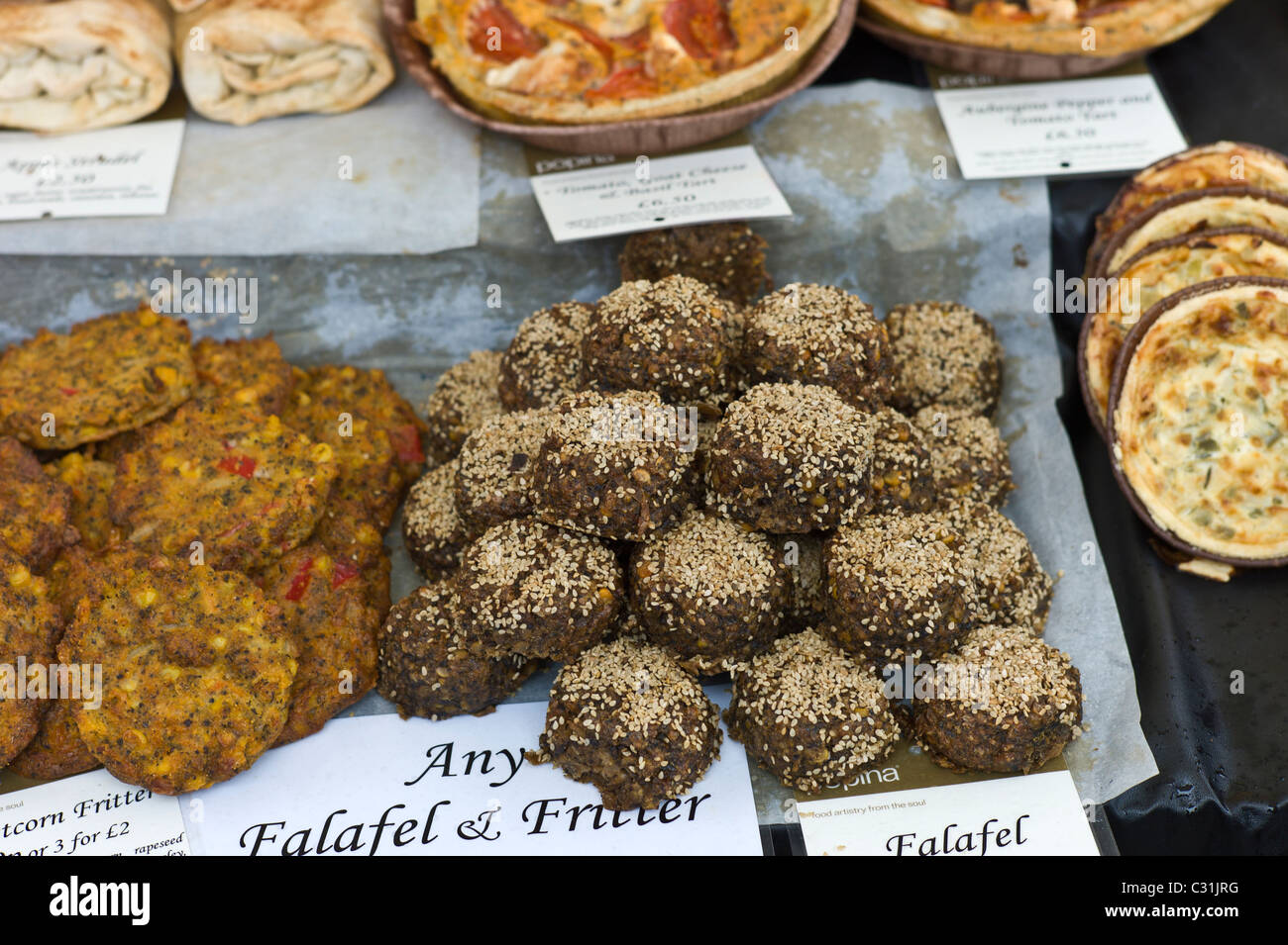 Fatti in casa a base di falafel e il granturco dolce frittelle in vendita al Mercato degli Agricoltori Foto Stock