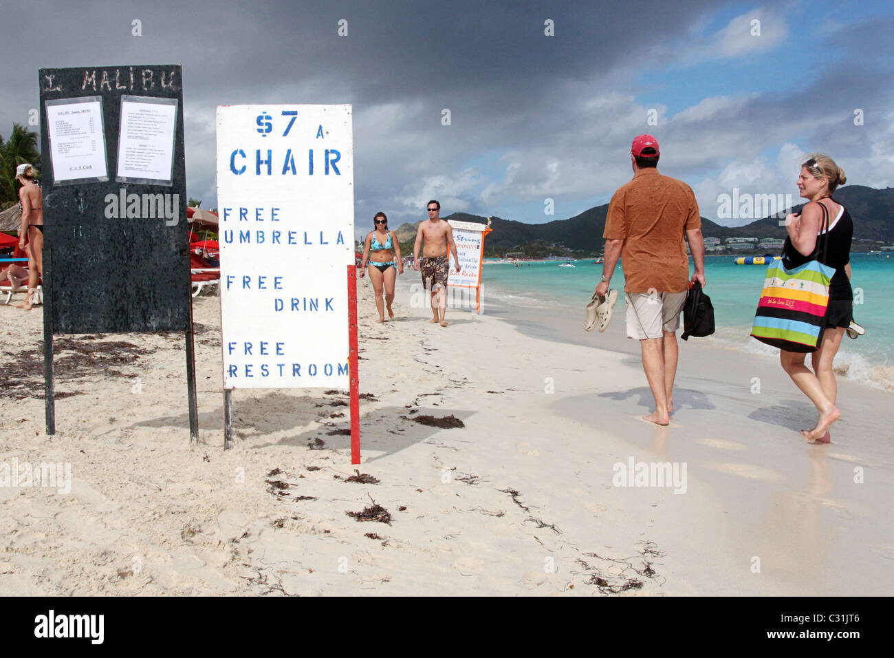 I turisti a piedi sulla spiaggia di Orient Bay, PARTE FRANCESE DELL'ISOLA DI SAINT MARTIN, FRENCH PICCOLE ANTILLE, DEI CARAIBI Foto Stock