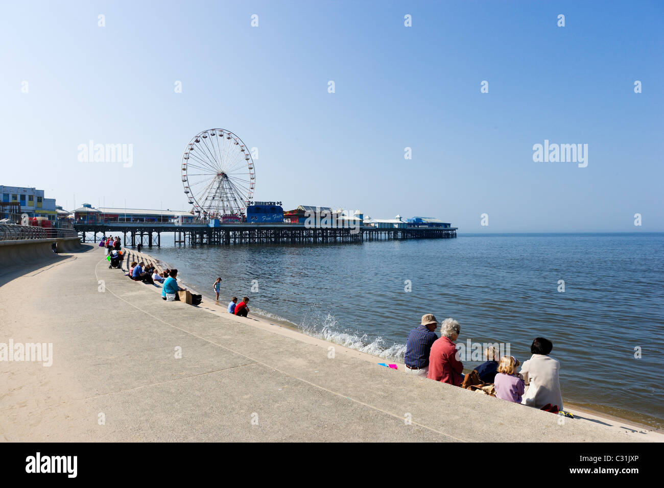 I turisti sul lungomare vicino al molo centrale in aprile 2011 durante le vacanze di Pasqua, Blackpool, Lancashire, Regno Unito Foto Stock