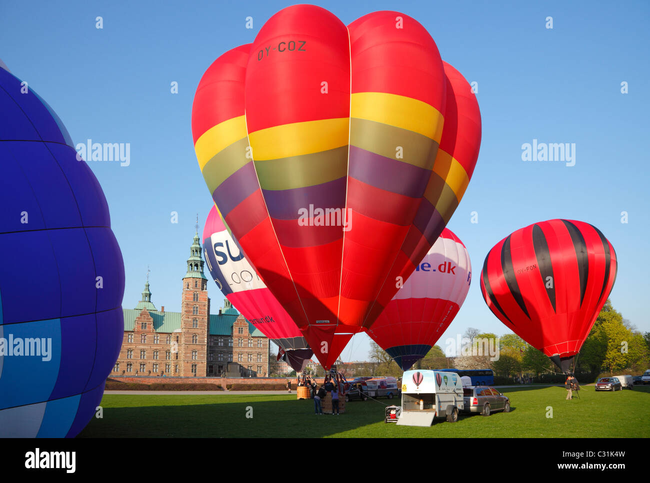 Palloncini d'aria calda pronti ad ascendere dai terreni del Castello di Rosenborg nel Giardino del Re, Kongens Hanno, a Copenhagen, Danimarca. Foto Stock