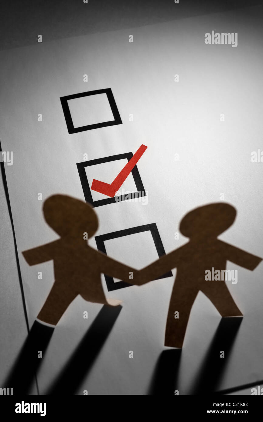 Casella di controllo e la catena di carta uomini close up Foto Stock