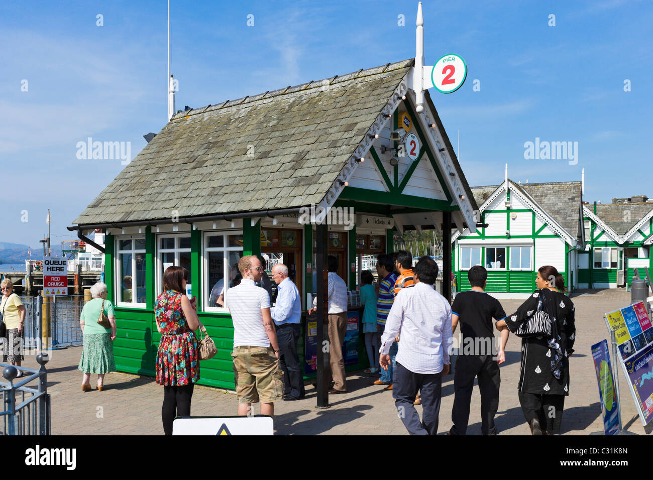 I turisti acquistano i biglietti per una gita in barca in Bowness, Lago di Windermere, Parco Nazionale del Distretto dei Laghi, Cumbria, Regno Unito Foto Stock