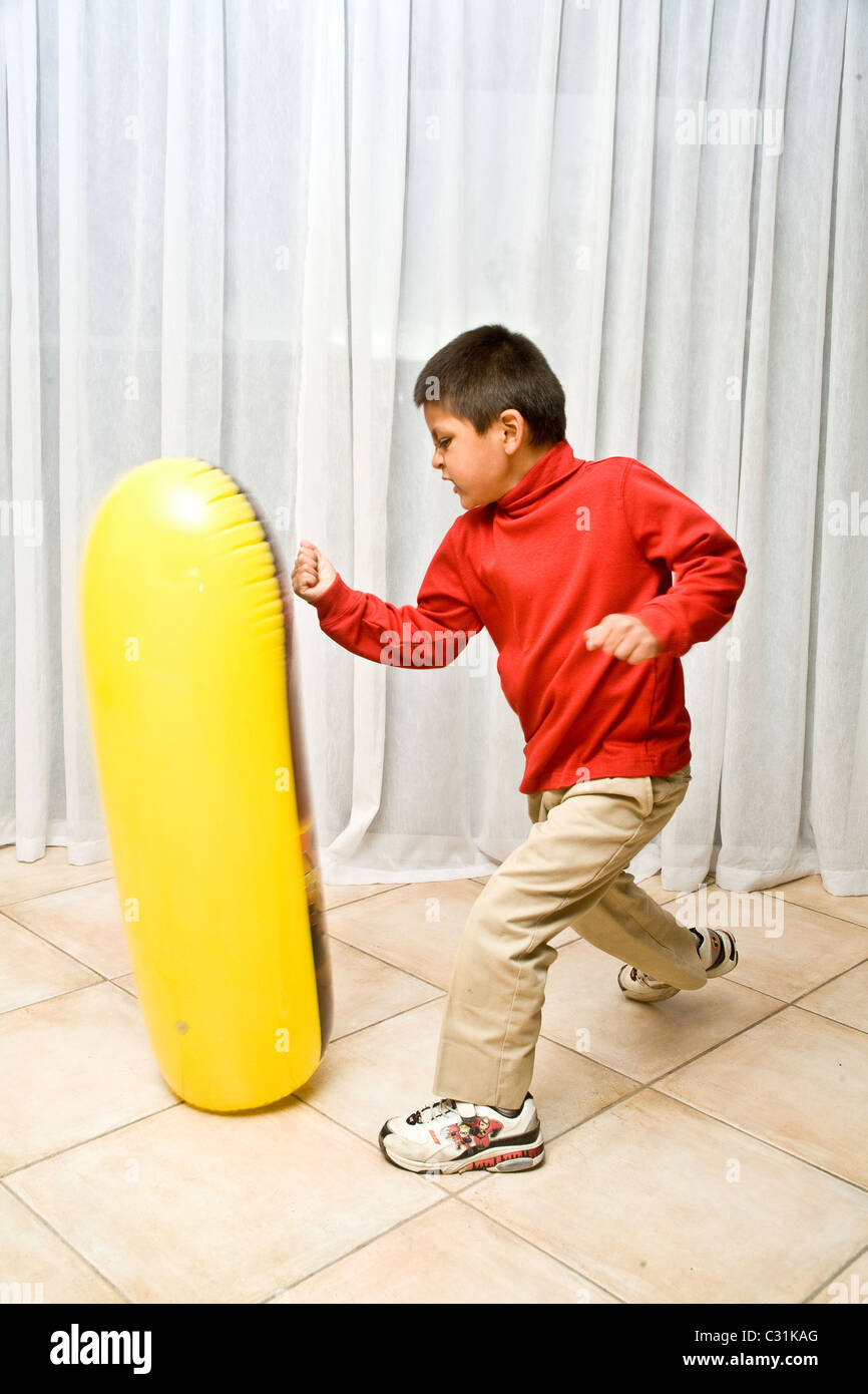 Pre-K 4-5 anni ragazzo ispanico apprendimento attività sana per rilasciare la rabbia. Signor © Myrleen Pearson Foto Stock