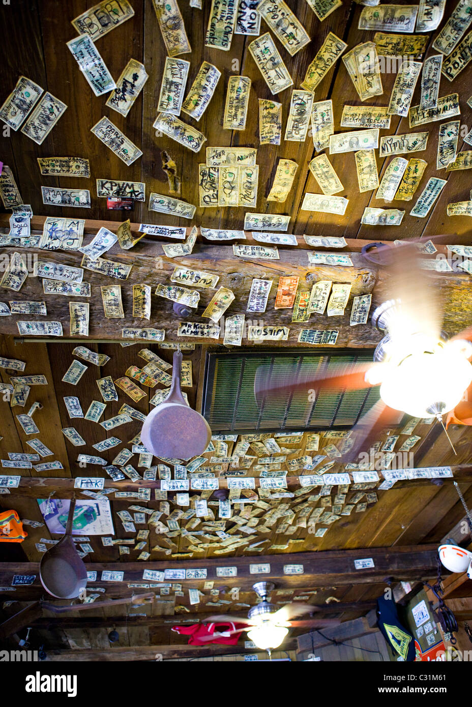 Firmato uno le fatture del dollaro puntato sul soffitto e pareti di western bar Foto Stock