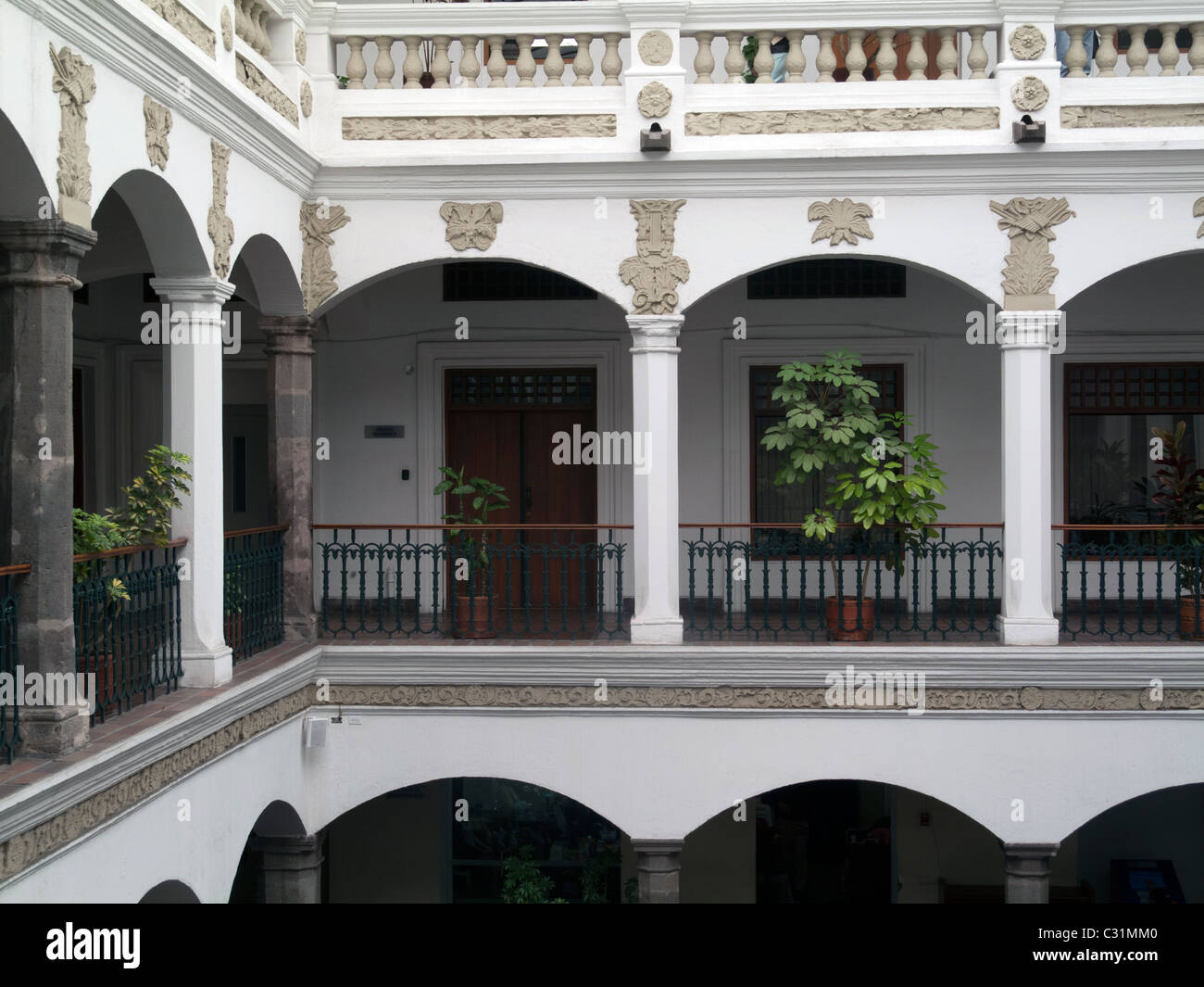 Piano superiore balcone della parte vecchia di Palacio Municipal, Quito Ecuador Foto Stock