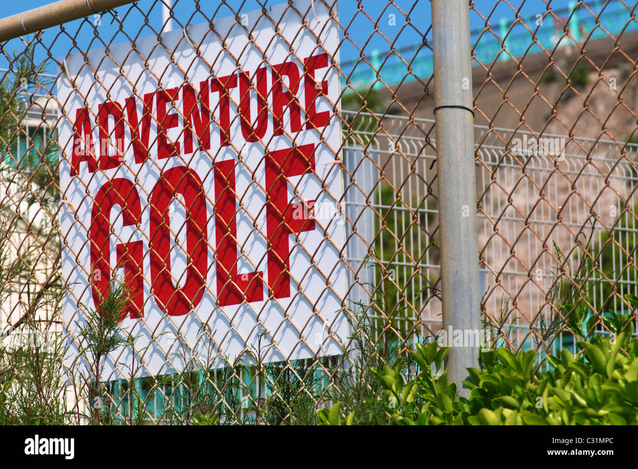 Adventure Golf segno su una catena collegamento recinto Foto Stock