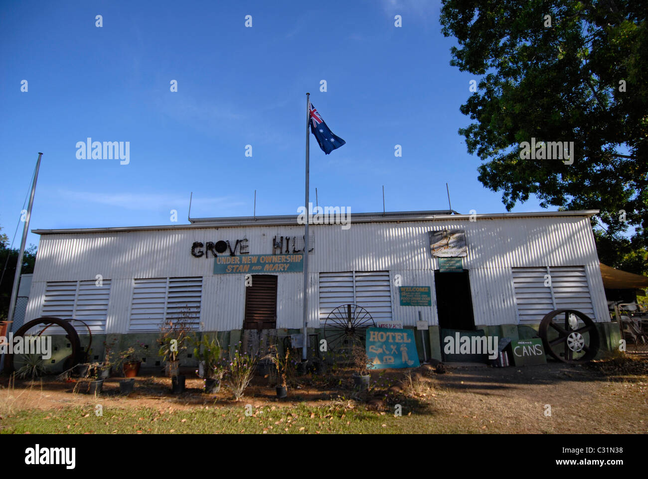 Grove Hill Hotel e museo costruito con materiali riciclati nella zona mineraria di Pine Creek NT Australia. Foto Stock