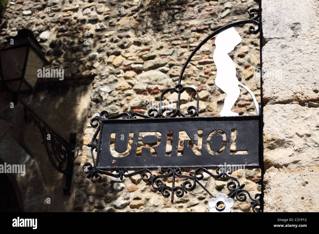 Lisbona portogallo Outdoor street Urinol orinatoio segno nel quartiere di Alfama adiacente al Castelo de Sao Jorge Foto Stock