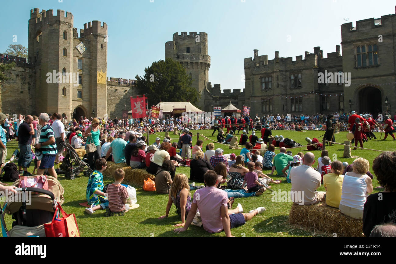 La folla godendo di una mostra presso il Castello di Warwick in Inghilterra. Solo uso editoriale Foto Stock