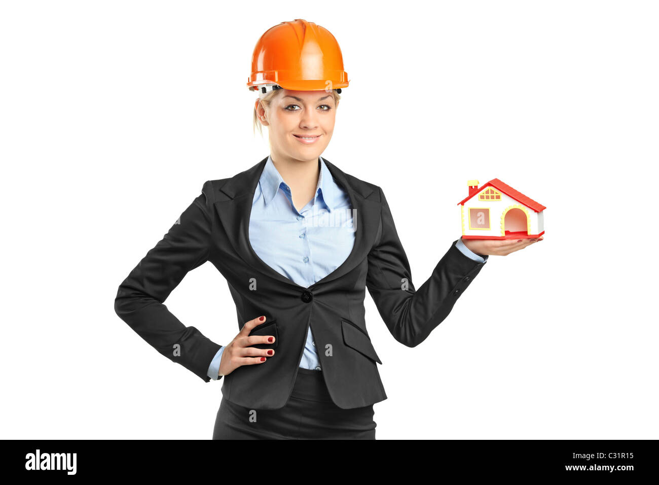 Una bionda sorridente forewoman tenendo un modello di casa isolata su bianco Foto Stock