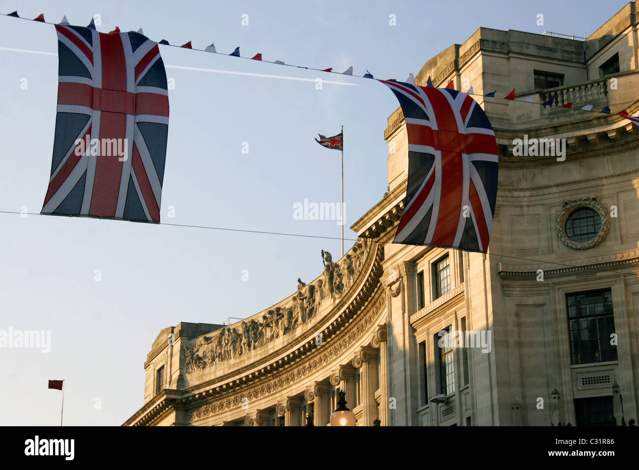 Union Jack Flag e pavese di volare al di sopra di Regent Street per il Royal Wedding, London, Regno Unito Foto Stock