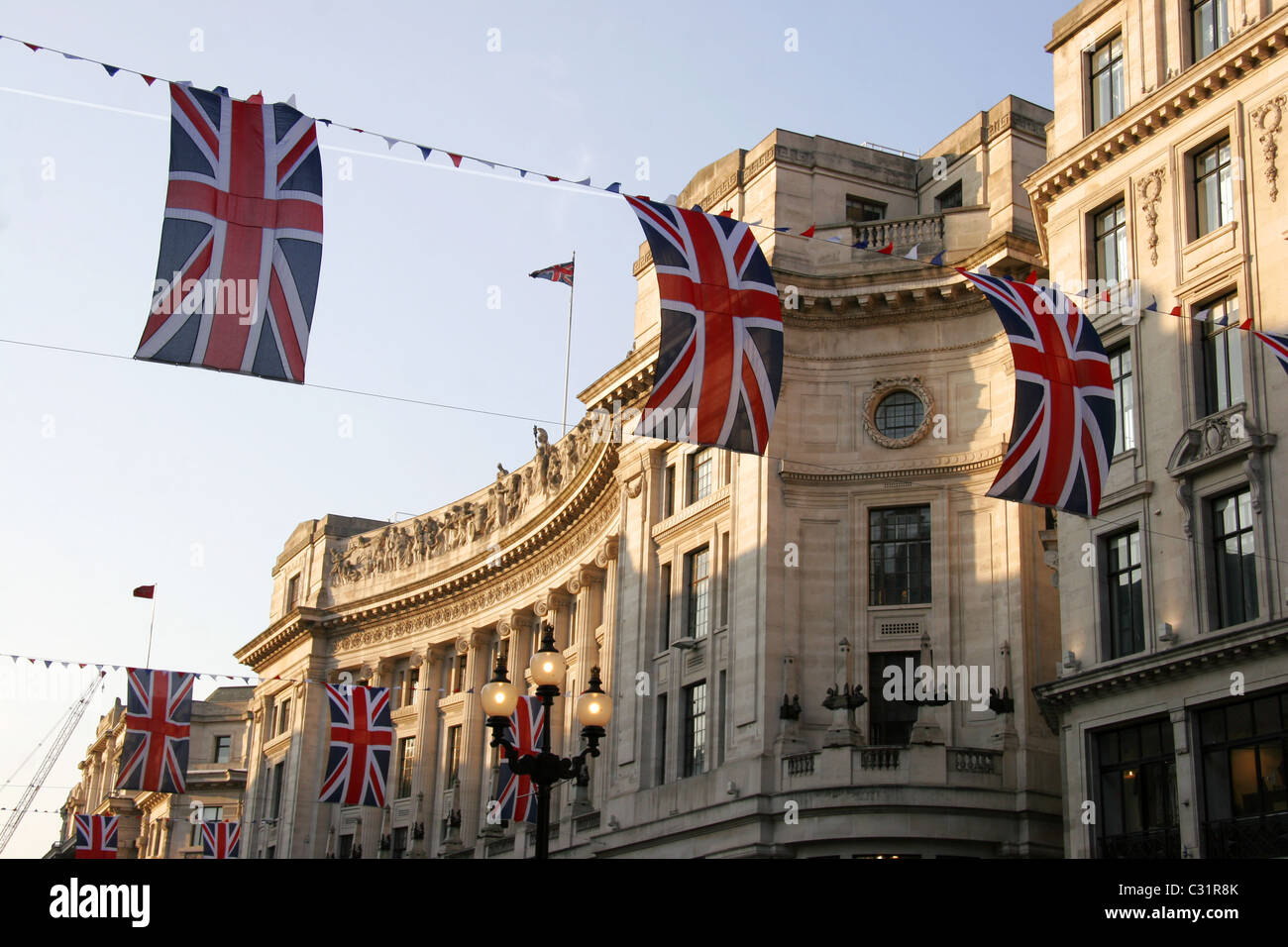 Union Jack Flag e pavese di volare al di sopra di Regent Street per il Royal Wedding, London, Regno Unito Foto Stock