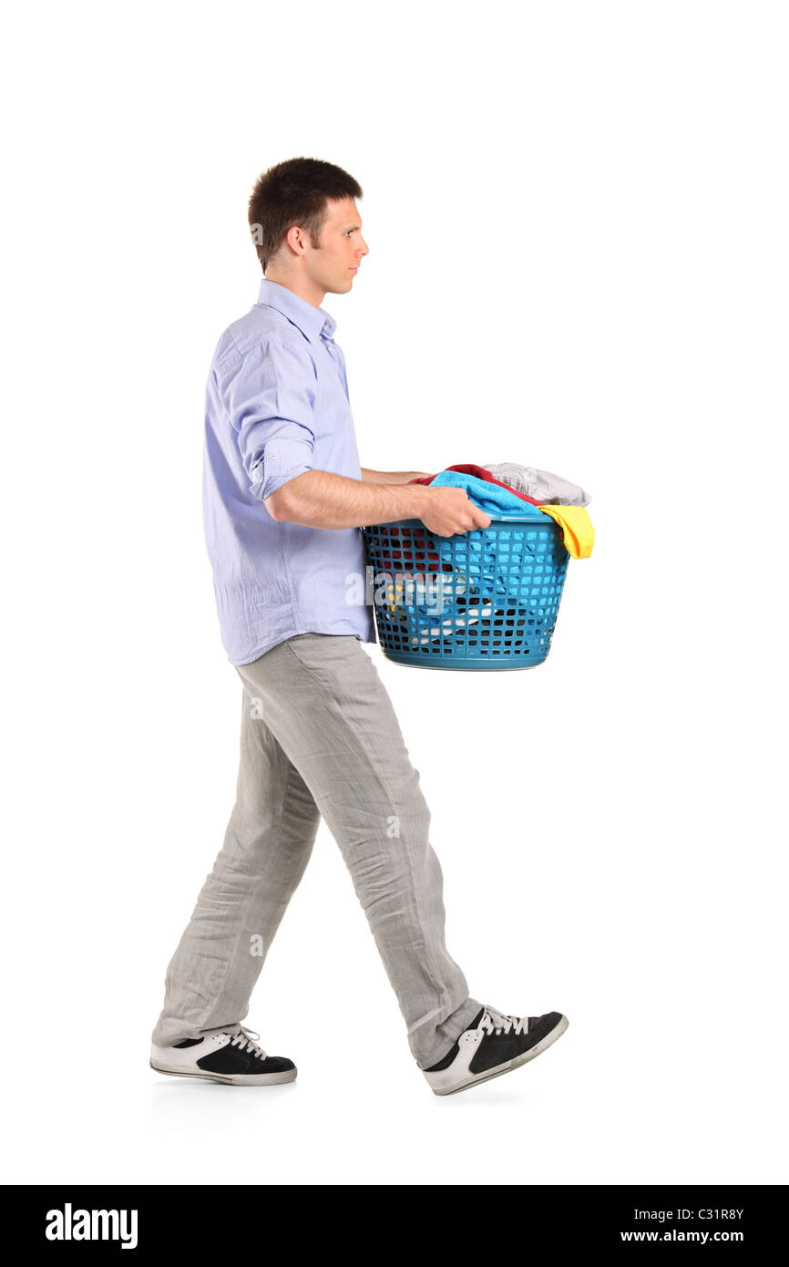 A piena lunghezza Ritratto di un giovane uomo che porta un cesto per la biancheria Foto Stock