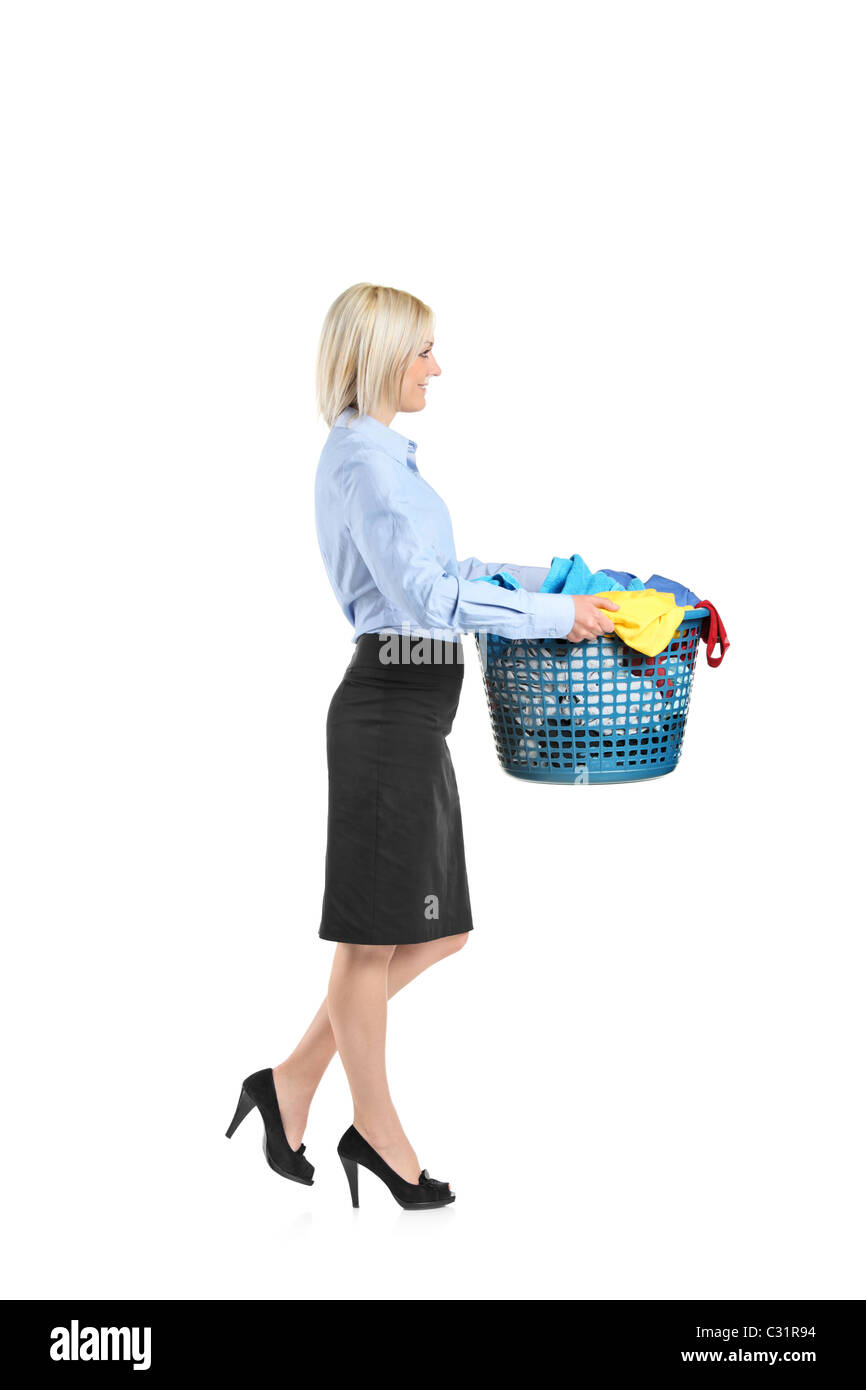 A piena lunghezza Ritratto di una giovane donna che porta un cesto per la biancheria Foto Stock